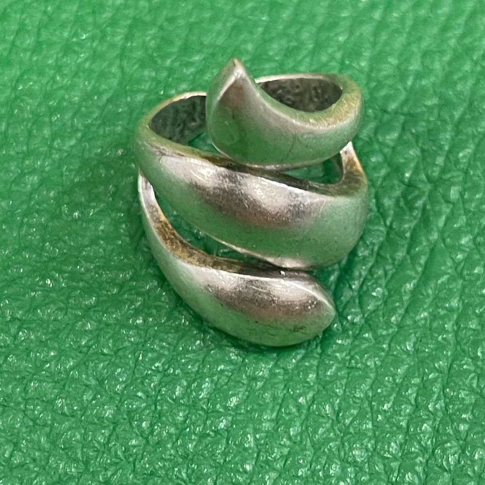 Great silver tone adjustable ring!!